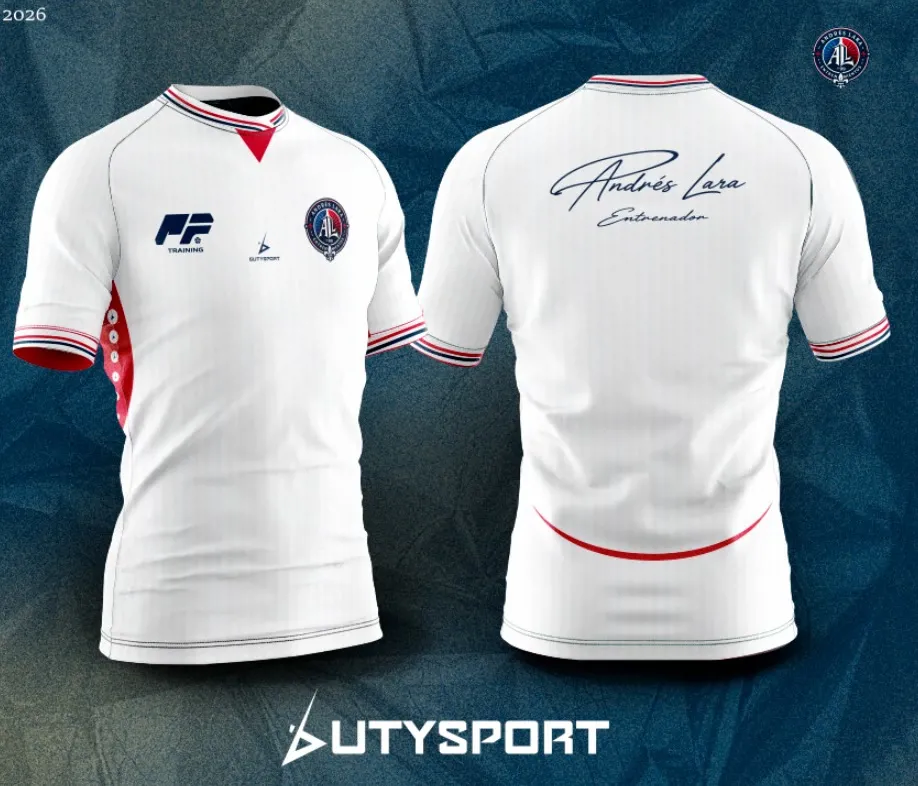 Indumentaria 2026 blanca: camiseta con el escudo al frente y la firma de Andrés Lara en la espalda