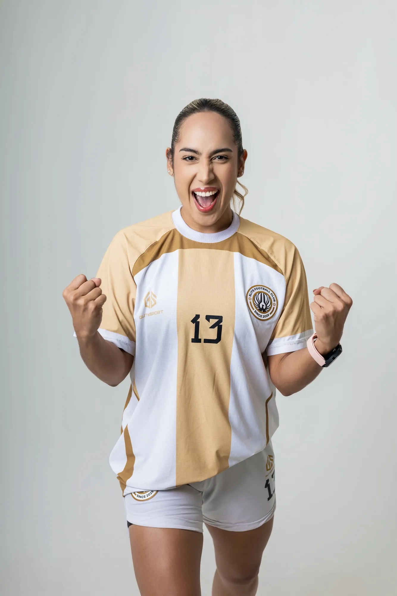 Jugadora número 13 celebrando con los puños cerrados en estudio